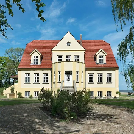 Im Zweiten Obergeschoss Des Gutshauses Apartment *